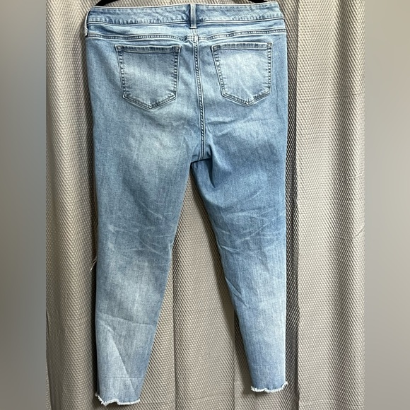 TORRID: Crop Boyfriend Distressed capri - Picture 2 of 4